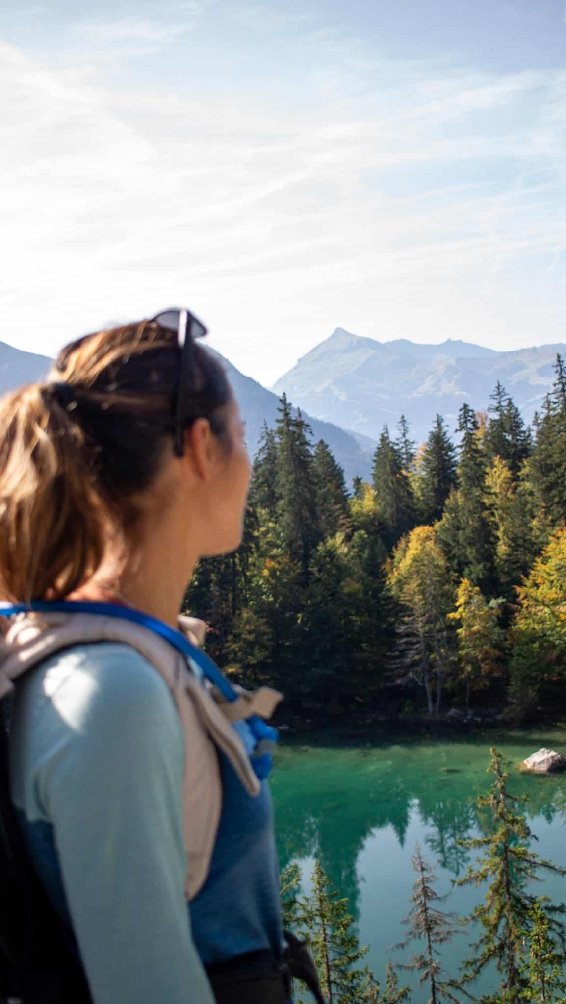 Même endroit, différentes saisons 🍂❄️🌸☀️

Voilà pourquoi on ne se lasse jamais des paysages de montagne.
À chaque saison, le décor change.
À chaque moment de la journée, la lumière aussi.

Un aperçu du Lac Vert, petite pépite à Plaine Joux,
facilement accessible été comme hiver.

👉 Tu préfères quelle saison ici ?

#montagne #randonnée #hautesavoie