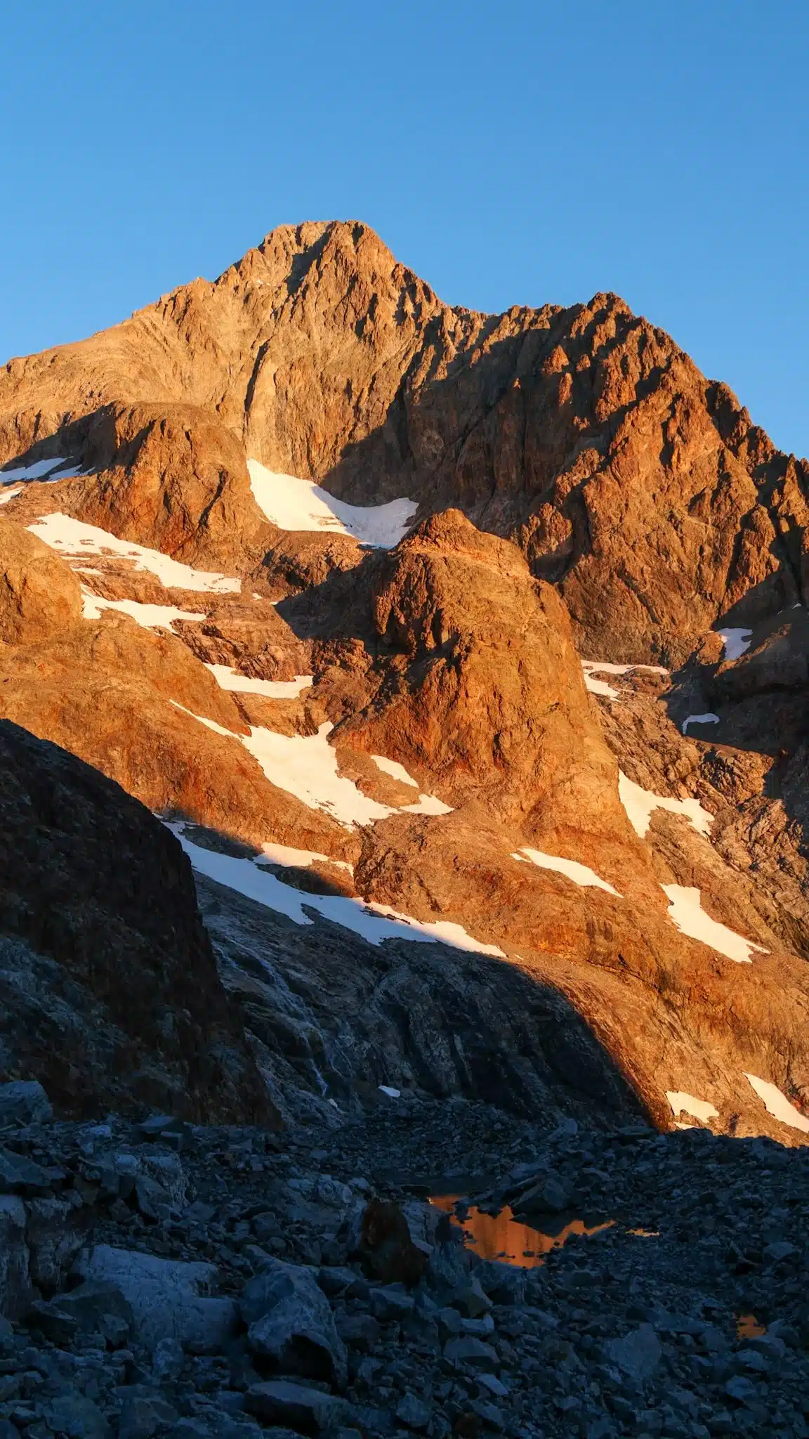 🎬 Épisode 1/2 - 4 jours d’alpinisme & trek dans les Écrins.

On pensait partir pour un beau trek alpin. On a surtout pris une bonne dose de doutes, de fatigue, de remises en question… et quelques imprévus. 😅

J’avais envie de vous montrer la montagne telle qu’on l’a vécue : sans filtre, avec nos moments de joie, nos galères, nos discussions (parfois pas très élégantes 🤭), nos décisions… Bref, la vraie vie de deux meufs qui partent en autonomie et qui essaient de faire les bons choix pour rester en sécurité.

La suite arrive très vite… et disons que les choses ne vont pas vraiment se passer comme prévu. 👀

Tu veux connaître la suite ? 😝 

#alpinisme #montagne #trek #lesecrins #lesalpes