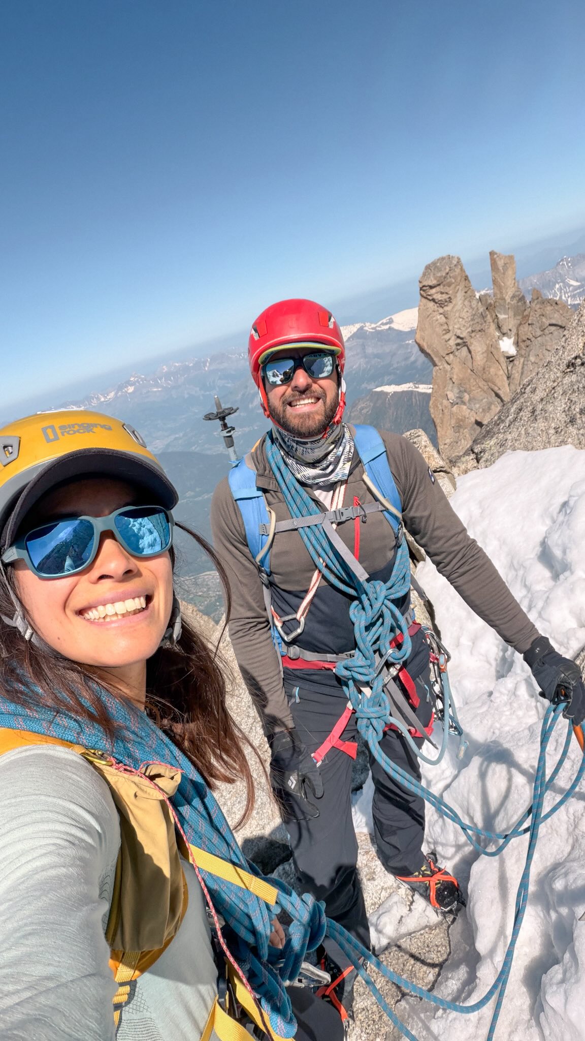 Tu connais là-haut ? 🏔️

L’Arête des Cosmiques, c’est probablement l’une des premières courses dont j’ai entendu parler il y a 4 ans, quand j’ai emménagé ici.

L’altitude et l’affluence m’auront rebutée jusqu’à vendredi dernier 🫣. Un peu de monde, certes, mais rien de terrible. La chance de toucher le granit de l’Aiguille du Midi. La facilité déconcertante avec laquelle on passe de Chamonix à la Vallée Blanche.

J’ai parcouru l’Arête des Cosmiques comme si j’avais fait ça toute ma vie.

NON, c’est faux 😆

Un peu stressée au début : la reprise, quoi. Mais avec @thomas.sakoun , ça ne moufte pas. Avec lui, c’est le moment d’essayer d’être efficace parce que les manips, globalement, c’est son truc. Il me pousse à grimper en tête même quand j’ai peur et reste (assez) calme quand je commence à parler sèchement 🫣 (ce qu’il faut souligner : je ne fais jamais ça en montagne avec d’autres personnes. Oupsi).

Bref, c’est quand même chouette d’être suffisamment à l’aise pour partager ce genre de moments à deux ❤️

Encore un peu de pratique avant de s’engager dans des courses plus longues ou plus difficiles 🙌

Objectif : 50/50 ou presque sur la gestion des courses en montagne 🏔️ 

#montblanc #aiguilledumidi #alpinisme #montagne #chamonixmontblanc