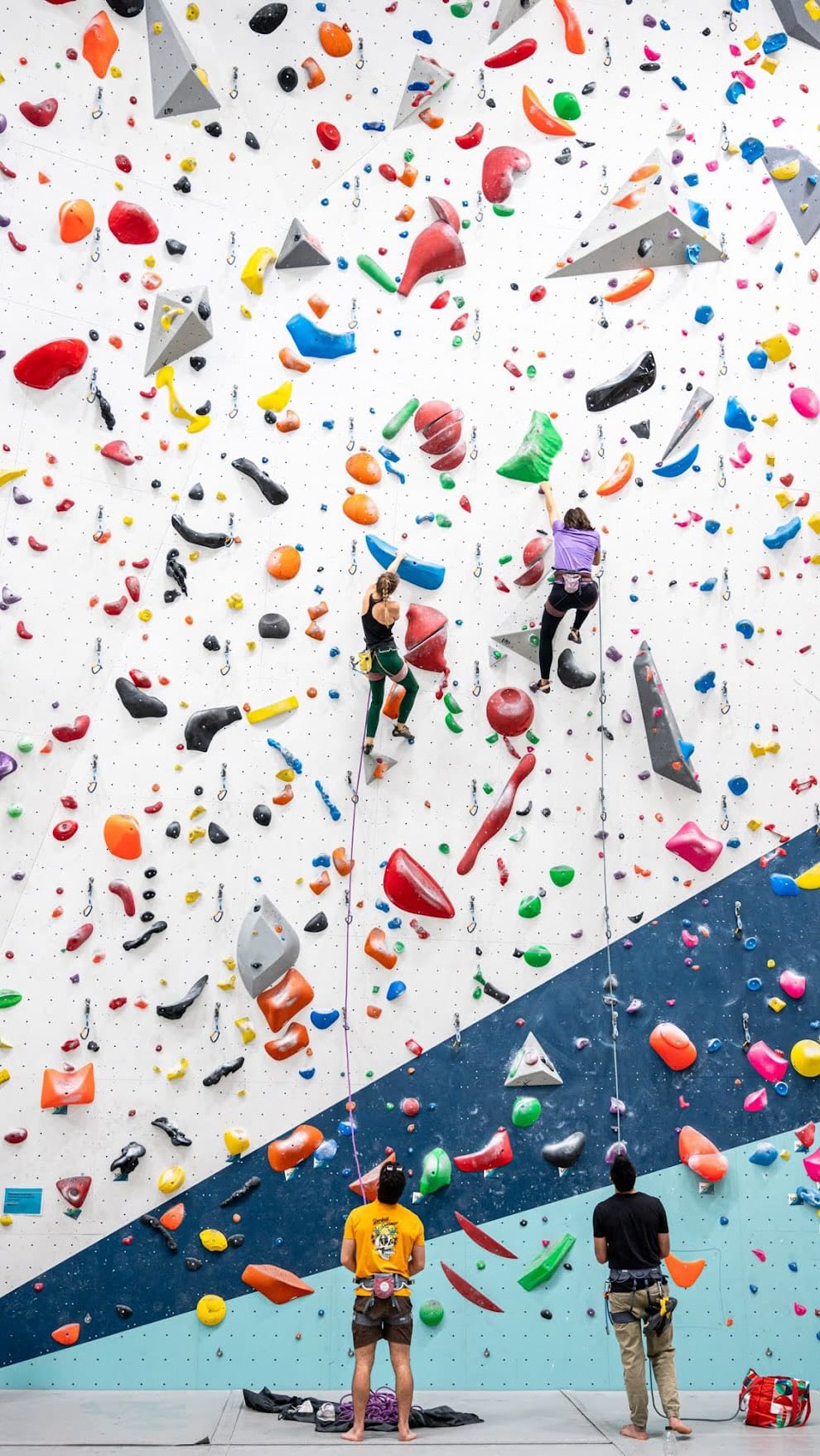 3 semaines de galère et j’arrive enfin le premier move 😂🧗‍♀️
Le bloc où l’art d’échouer et recommencer !
En tout cas c’est tout de suite plus sympa à plusieurs 😆

#escalade #bloc #boulderinggym #grimper