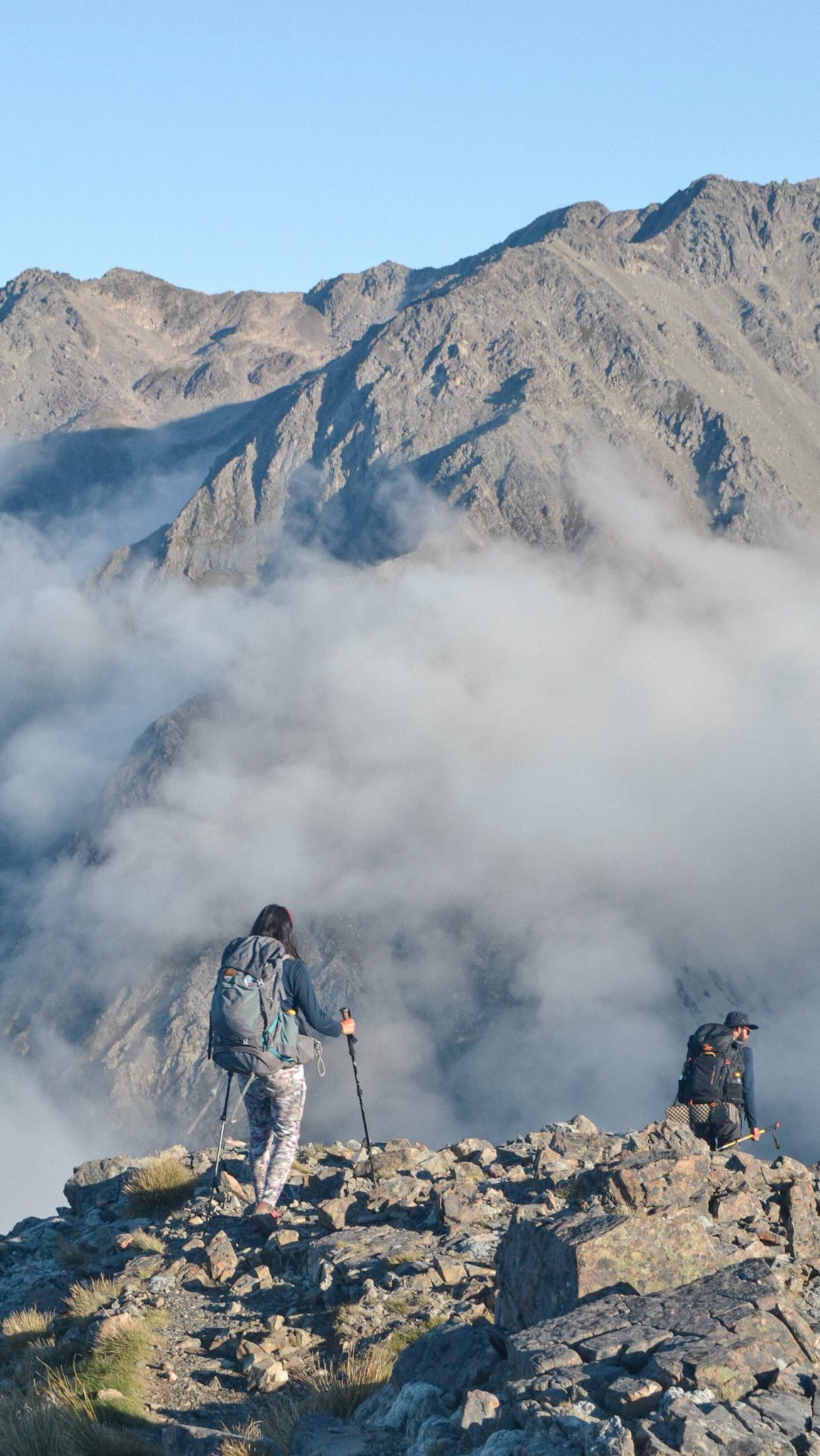 J’aime bien manger. Je n’aime pas trop cuisiner. Voilà, tout est dit 🤣

En rando, c’est souvent Thomas qui s’y colle… parce que moi je suis (très) souvent plus fatiguée que lui LOL 🤭
Et quand c’est mon tour… disons que même les plats lyophilisés ne sont pas à l’abri d’une catastrophe 😅

Du coup, nos classiques simples et économiques :

• riz-lentilles
• pâtes au pesto (mon number one, évidemment)

Et selon les itinérances, on embarque aussi quelques plats lyophilisés : rapide, léger, efficace ; surtout quand les journées sont bien chargées ou qu’on veut alléger le sac.

Bref, on s’adapte… comme toujours en rando 🏔️

👉 Et vous, team cuisine en bivouac ou team “on fait au plus simple” ? (et surtout… qui cuisine chez vous ? 😝)

#bivouac #randonnée #trek #montagne #lesalpes