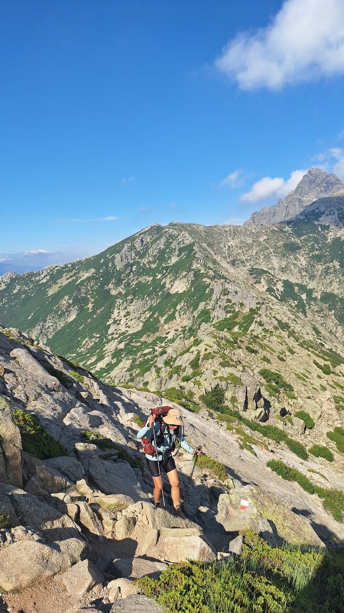 Le GR20 en 8 jours du sud au nord en Corse. 
Notre itinéraire jour par jour ⬇️

Jour 1 Conca → Refuge d’Asinau
Jour 2 Refuge d’Asinau → Refuge d’Usciolu
Jour 3 Refuge d’Usciolu → Col de Verde
Jour 4Col de Verde → Refuge de l’Onda
Jour 5 Refuge de l’Onda → Manganu
Jour 6 Manganu → Tighjettu
Jour 7 Tighjettu → Asco
Jour 8 Asco → Calenzana

Format assez sportif, mais faisable avec un minimum de préparation. Je viens ENFIN de publier mon article de blog 🫣 (en brouillon depuis juillet …), alors si tu veux le détail complet avec mes conseils : 

👉 Écris GR20 en commentaire, je t’envoie tout

#gr20 #randonnée #montagne #trek #corse