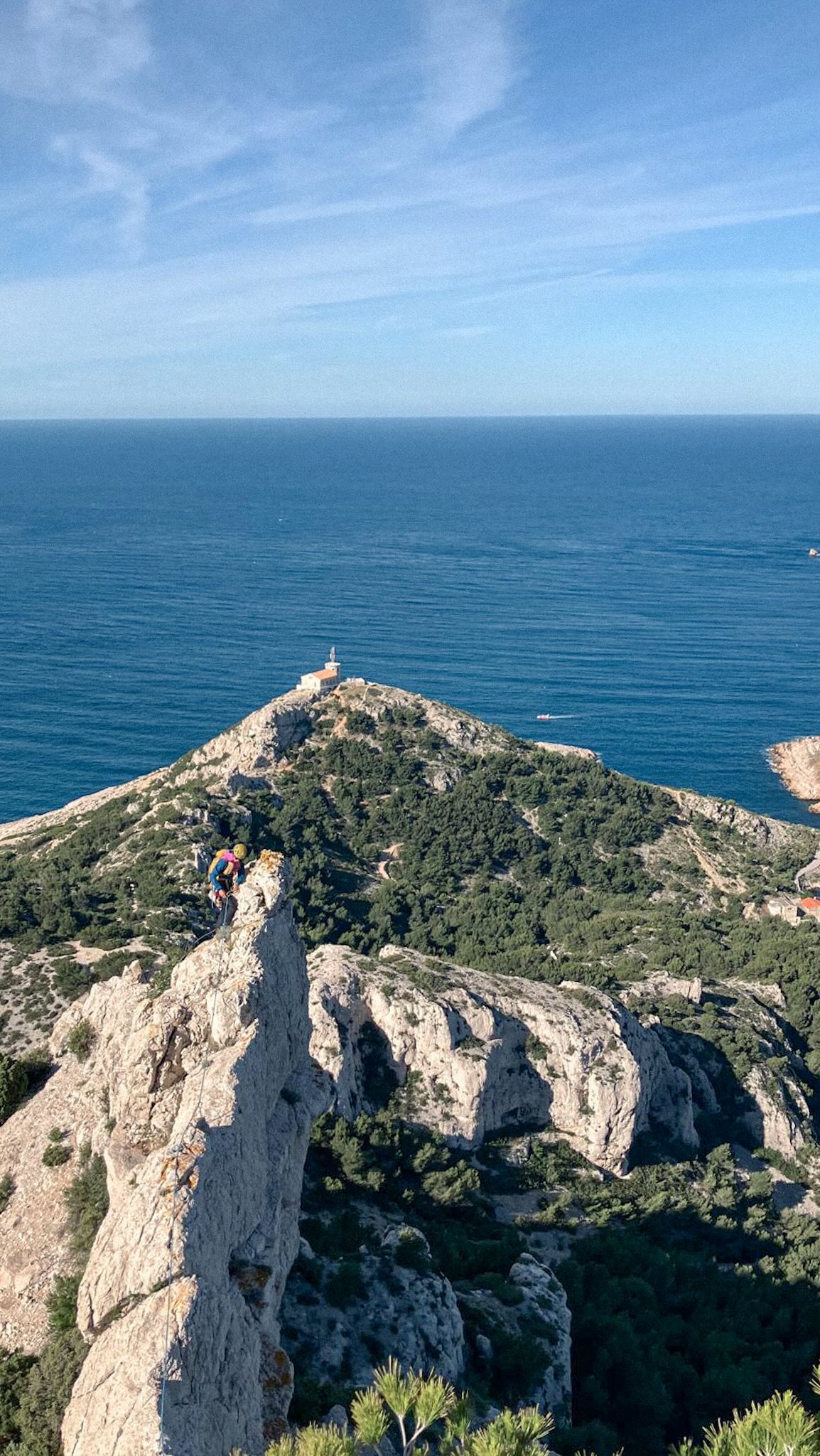 Note mon niveau de stress sur 100 en commentaire 🤭

Un semblant d’alpinisme dans les Calanques, aux Goudes.

Plein gaz : grimpe, désescalade, râteau de chèvre, pose de protections… tout y était (ou presque) sur cet itinéraire suspendu au-dessus de la mer.

Super journée avec @coup.de.ju . De bons conseils tout au long de la voie, adaptés à notre cordée, pour gagner en fluidité et en efficacité.

Bref, une très belle sortie pour continuer à progresser en grande voie dans un cadre incroyable.

Juliette propose cette année plusieurs stages d’escalade TA et grande voie :

TA initiation — 27 & 28 juin autour de Chamonix
GV progression — 10 au 12 octobre dans le Verdon
TA initiation & progression — 17 au 19 octobre à Annot
TA initiation & progression — 7 au 9 novembre à la Sainte-Victoire / Calanques

Pour plus d’infos ou pour s’inscrire, vous pouvez la contacter directement sur Instagram ou via son site internet 🙂