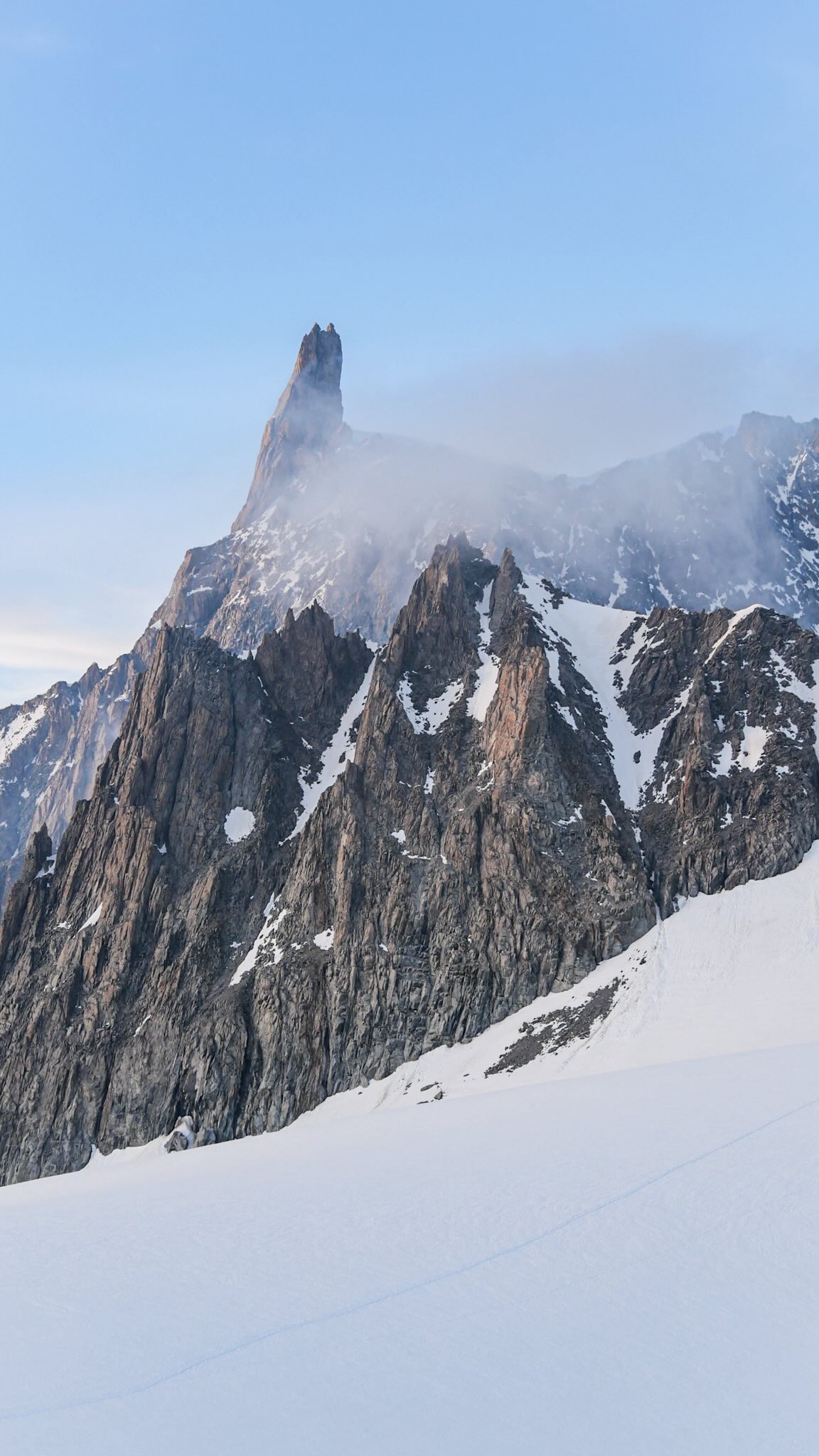 Juillet 2026 : direction l’un de ces magnifiques sommets… Voici lequel ! 🏔️

Si tout va bien, je partirai faire l’ascension de la Dent du Géant avec ma binôme Lucie et son guide, avec qui elle a déjà réalisé une belle grande course l’année dernière.

Ce sera une première pour moi sur ce type d’ascension guidée. C’est clairement le genre de sommet que j’admire depuis le glacier ou depuis les sentiers : je le trouve magnifique, mais je n’ai pas encore le niveau pour m’y aventurer en autonomie.

Nous n’emprunterons pas la voie normale, réputée pour être très fréquentée, mais un autre itinéraire qui semble esthétique et dans nos capacités.

J’ai vraiment hâte de vivre cette expérience simplement pour le plaisir d’évoluer en haute montagne avec un peu moins de pression sur les épaules 😋

Merci au @merrellhikingclub , je suis trop contente d’avoir participé à ce concours ! 😊

#massifdumontblanc #dentdugeant #alpinisme #sommet #coucherdesoleil
