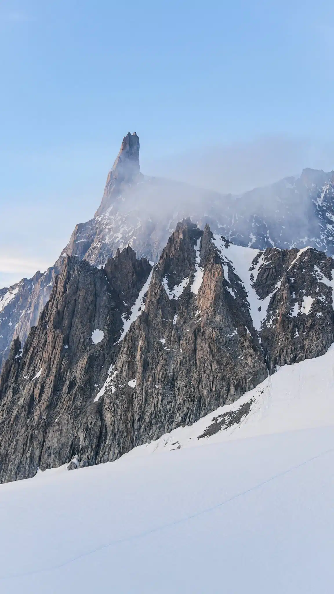 Juillet 2026 : direction l’un de ces magnifiques sommets… Voici lequel ! 🏔️

Si tout va bien, je partirai faire l’ascension de la Dent du Géant avec ma binôme Lucie et son guide, avec qui elle a déjà réalisé une belle grande course l’année dernière.

Ce sera une première pour moi sur ce type d’ascension guidée. C’est clairement le genre de sommet que j’admire depuis le glacier ou depuis les sentiers : je le trouve magnifique, mais je n’ai pas encore le niveau pour m’y aventurer en autonomie.

Nous n’emprunterons pas la voie normale, réputée pour être très fréquentée, mais un autre itinéraire qui semble esthétique et dans nos capacités.

J’ai vraiment hâte de vivre cette expérience simplement pour le plaisir d’évoluer en haute montagne avec un peu moins de pression sur les épaules 😋

Merci au @merrellhikingclub , je suis trop contente d’avoir participé à ce concours ! 😊

#massifdumontblanc #dentdugeant #alpinisme #sommet #coucherdesoleil