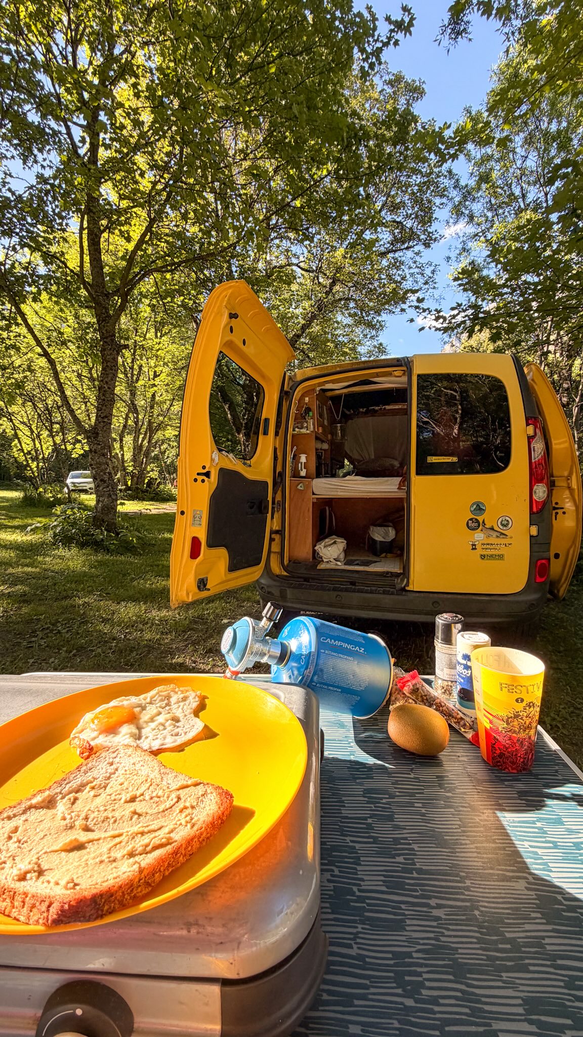 Dormir dans un camping en van, c’est sous-coté. Et pourtant, il y a quelques avantages non négligeables ⬇️ :

Tu peux laisser ta table et tes chaises dehors sans stress, faire sécher ton linge tranquillement…

Tu n’as pas peur de te faire emmerder la nuit (surtout quand tu voyages seulE) ou de te faire virer. Résultat : tu peux dormir fenêtres ouvertes, plutôt pratique avec cette chaleur 🥵

Et puis, tu as accès à de vraies toilettes (et donc tu ne dors pas à côté d’un tas de 💩).

Bref, quand l’option camping mignon et pas cher est dispo, je ne vois pas vraiment de raison de s’en priver. Avec la montée de la “vanlife”, de plus en plus de spots sympas deviennent saturés, voire franchement sales. Sans parler des restrictions qui se multiplient.

Pour les vacances, les campings (municipaux), c’est vraiment le top. Ici à Villar-d’Arêne, en solo je payais 12 € la nuit et 8 € par personne à deux. 

À ce tarif et avec une localisation pareille, je ne me pose pas de questions. En Corse aussi, on a dormi en camping tous les soirs : un peu plus cher, mais ça reste abordable comparé à beaucoup d’autres options d’hébergement.

D’autres adeptes du camping par ici ? Des petites pépites à partager ? 🏕️

@destination_hautesvallees 

#vanlife #roadtrip #kangoovan #vanamenage