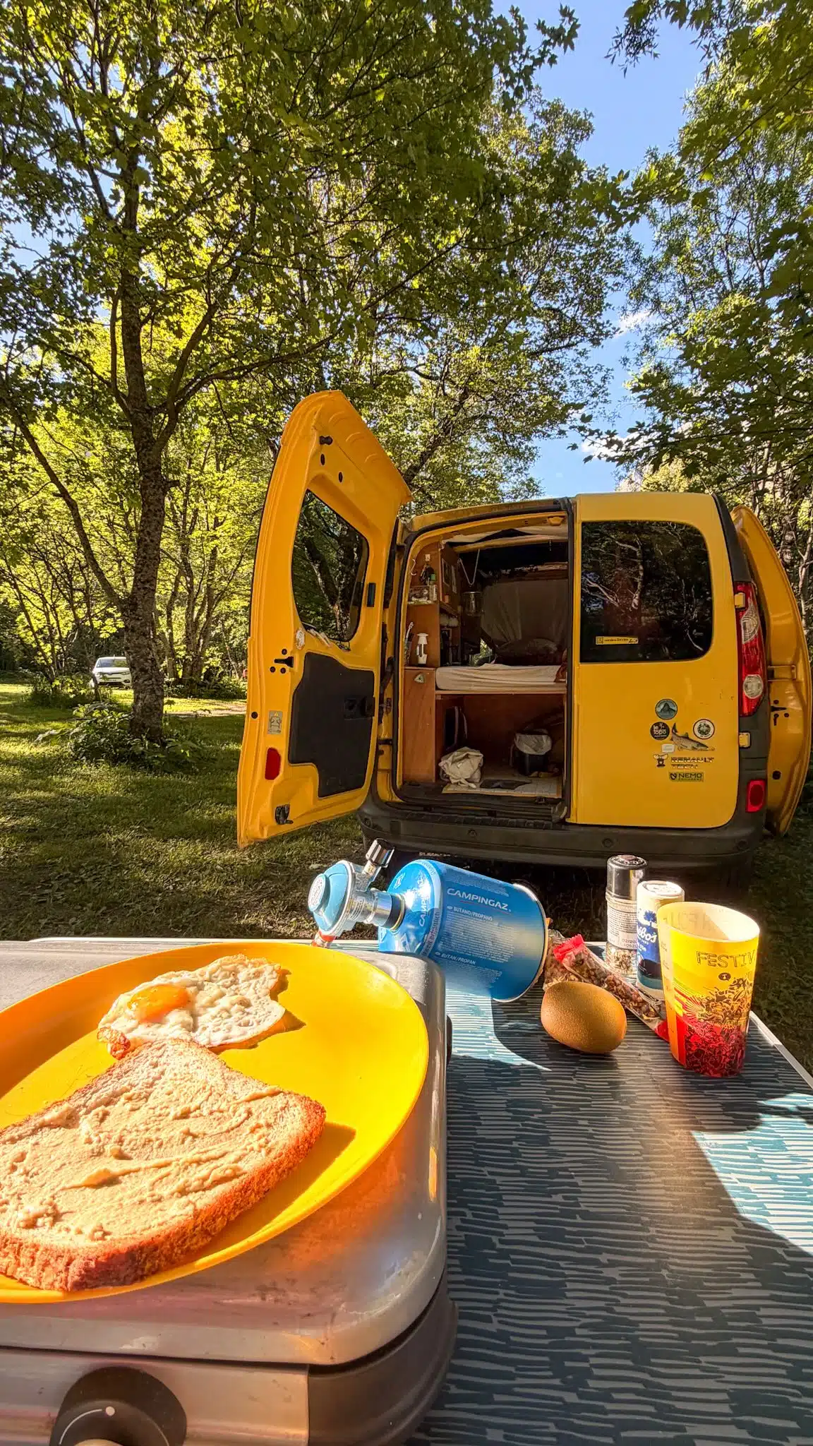 Dormir dans un camping en van, c’est sous-coté. Et pourtant, il y a quelques avantages non négligeables ⬇️ :

Tu peux laisser ta table et tes chaises dehors sans stress, faire sécher ton linge tranquillement…

Tu n’as pas peur de te faire emmerder la nuit (surtout quand tu voyages seulE) ou de te faire virer. Résultat : tu peux dormir fenêtres ouvertes, plutôt pratique avec cette chaleur 🥵

Et puis, tu as accès à de vraies toilettes (et donc tu ne dors pas à côté d’un tas de 💩).

Bref, quand l’option camping mignon et pas cher est dispo, je ne vois pas vraiment de raison de s’en priver. Avec la montée de la “vanlife”, de plus en plus de spots sympas deviennent saturés, voire franchement sales. Sans parler des restrictions qui se multiplient.

Pour les vacances, les campings (municipaux), c’est vraiment le top. Ici à Villar-d’Arêne, en solo je payais 12 € la nuit et 8 € par personne à deux. 

À ce tarif et avec une localisation pareille, je ne me pose pas de questions. En Corse aussi, on a dormi en camping tous les soirs : un peu plus cher, mais ça reste abordable comparé à beaucoup d’autres options d’hébergement.

D’autres adeptes du camping par ici ? Des petites pépites à partager ? 🏕️

@destination_hautesvallees 

#vanlife #roadtrip #kangoovan #vanamenage