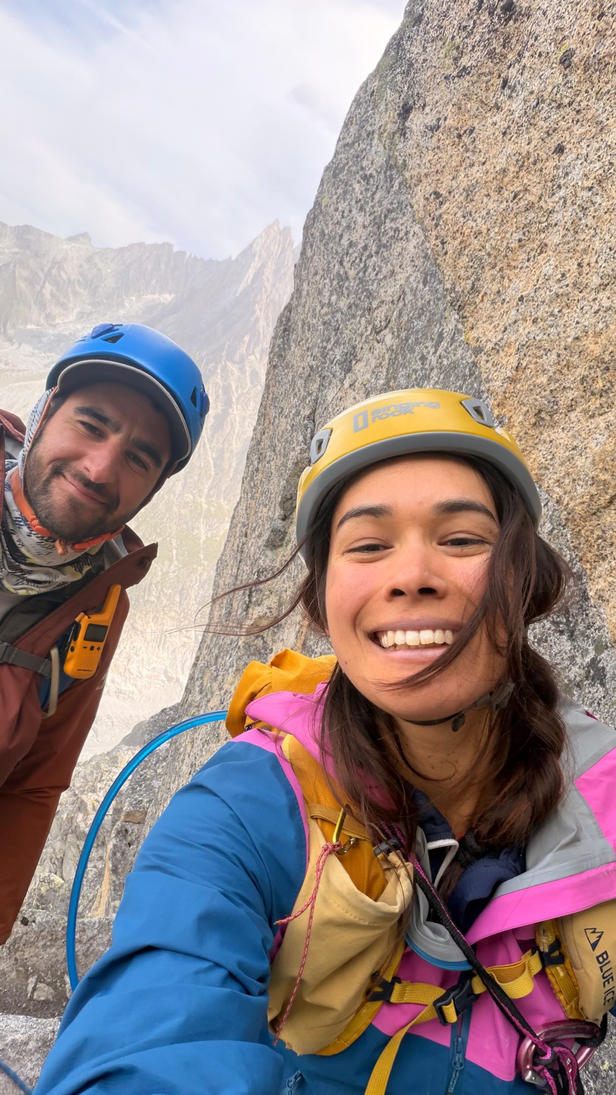 Bienvenue dans ma petite tête en pleine ascension de l’aiguille de l’M à Chamonix !

Il y avait un peu de monde ce jour là … que des mecs. Devant nous, derrière nous. Savoir que je ne suis pas très rapide et que je faire attendre les gens derrière moi me stresse un peu plus. Thomas me dit « t’as ta place en montagne ». C’est beau mais aussi plus facile à dire quand on est un homme. Bon en l’occurrence, aujourd’hui je n’ai pas été si lente. Les cordées derrière nous étaient sympas. La pression est redescendue à ce niveau. 

Lucie m’avait prévenu « ça grimpe ». Thomas me dit « apparament c’est rando ». LOL. Je ne dis rien mais je pars prévenue dans ma tête : je vais potentiellement en chier, j’utiliserai probablement mon joker aka Thomas.

Et bien aujourd’hui, malgré mes jurons et mes petits couinements, j’ai été leader de cordée une bonne partie de la montée. À chaque longueur (3 pas plus 😅 c’était déjà beaucoup pour mon petit cœur), je me disais « c’est la dernière ». Et puis à la longueur suivante, je regarde de loin, je réfléchis 🤔, Thomas me dit « t’es sur ? », « bon bah oui je vais aller voir ». Un pas, un couinement, puis un autre pas, un passage à vide, un coinceur posé puis plus vraiment envie de faire demi tour 🤣 Alors ça repart, et je repose une protection « mentale » en sachant qu’elle n’est pas terrible mais bon … j’en remet une autre 1m au dessus au cas où … 

Et puis on arrive là haut. Et je suis mega fière 🥹. C’est « juste » l’aiguille de l’M, c’est « juste » une ultra classique de Chamonix. Mais pour moi ça représente bien plus. Malgré mes peurs, mon aisance aléatoire (coucou les descentes) et un mental fluctuant, c’est une petite victoire que d’avoir réussi à être autonome dans ces quelques longueurs. Bon ça m’a bien coûté et soyons honnête, j’étais contente de me reposer sur Thomas dans la descente qui est clairement mon gros gros point faible à travailler … Mais j’y vais à mon rythme. Petit à petit, je gagne en confiance, je savoure les jours où ça roule et puis quand ça ne roule pas trop, je me dis que la montagne sera toujours là demain (quoi que 🌍🔥). 

#alpinisme #chamonix #climbing #femmesenmontagne #escalade