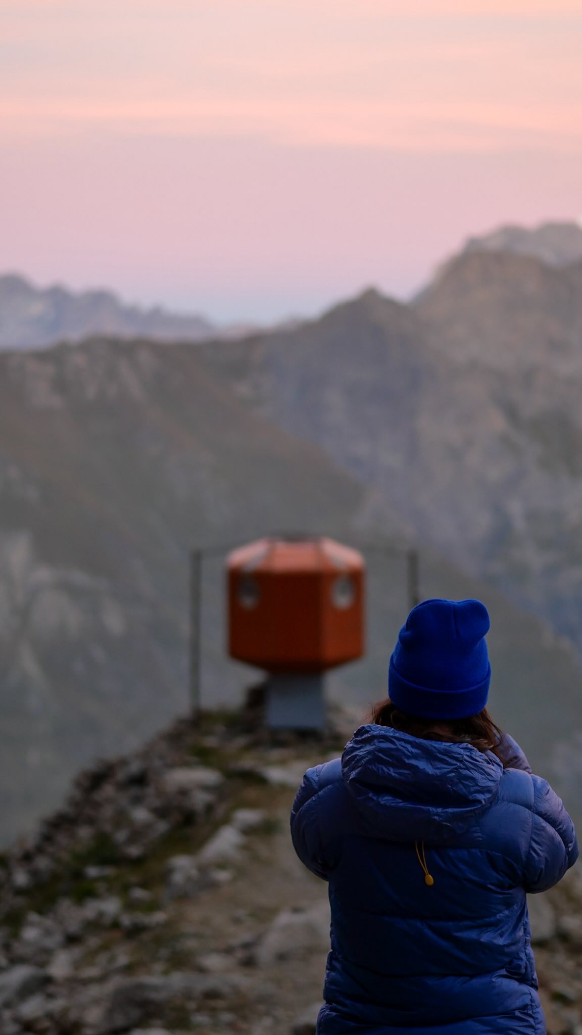 La vie est belle entre copines 👯‍♀️
📍Là haut dans les montagnes 🇨🇭

#randonnée #montagne #sunset #sororité