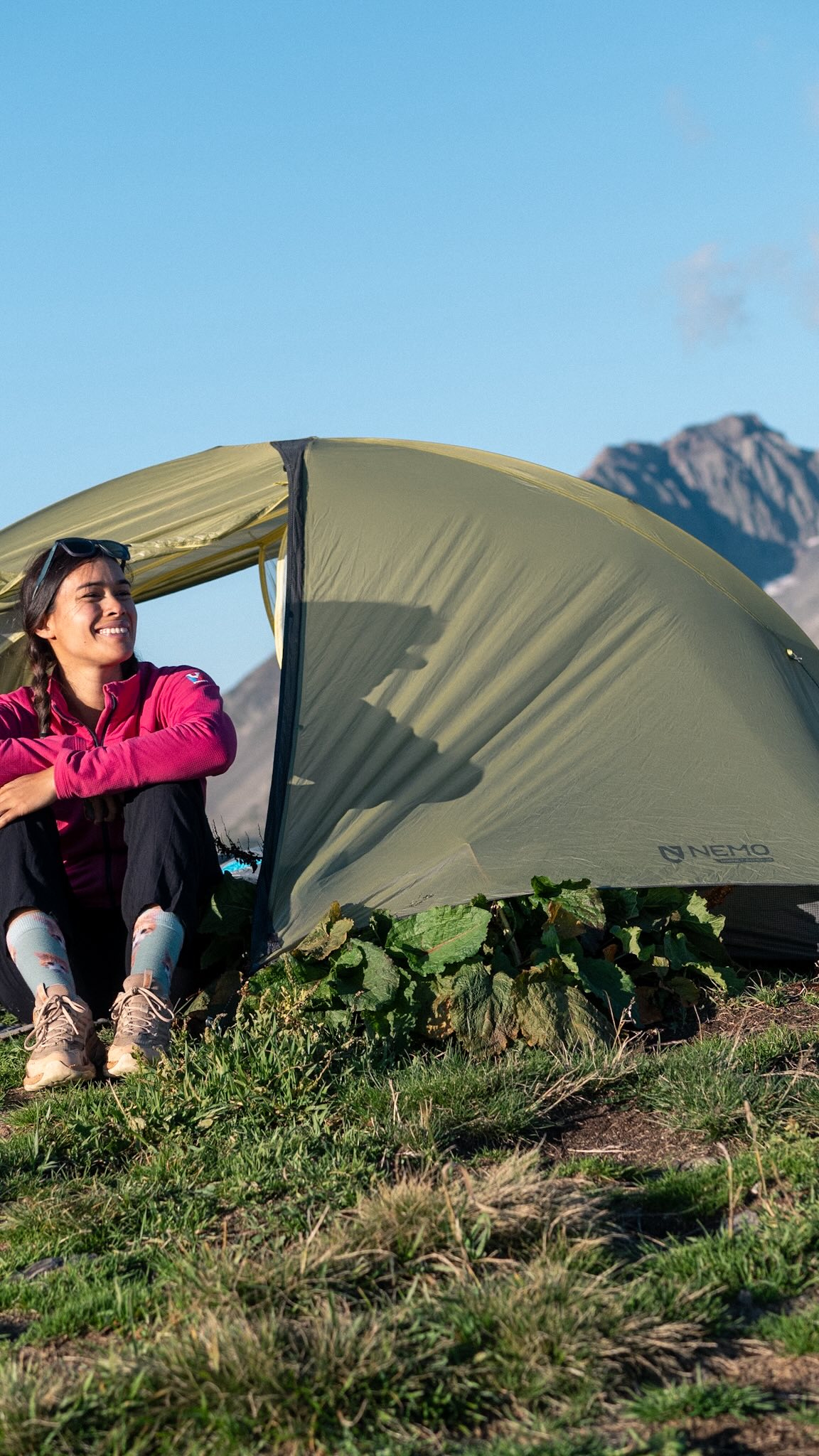 Ça fait 3 saisons que je marche avec ce modèle de chez @merrell : MOAB Speed 2 GTX 🎁

Avant, je choisissais plutôt des chaussures de randonnée tige moyenne, un peu plus lourdes.

Mais avec le temps, je me rends compte que je préfère largement les tiges basses :
✔️ plus légères
✔️ plus confortables sur la durée
✔️ plus polyvalentes

Même avec un sac à dos en itinérance, ça me convient très bien.

Je trouve que c’est un bon compromis entre les chaussures de trail (très légères mais qui s’usent vite en rando) et les grosses chaussures de montagne.

Celles-ci sont légères, waterproof et assez solides, donc parfaites pour la plupart de mes randos.

Évidemment, ça dépend beaucoup des personnes.
Si on randonne surtout en terrain montagneux ou qu’on veut plus de maintien de cheville, les tiges hautes peuvent rassurer.

En Nouvelle-Zélande, j’avais aussi découvert un truc qu’on voit peu (pas) en France : les guêtres en randonnée.
Là-bas c’était super utile avec les herbes, la boue et les nombreuses rivières à traverser.

Et même sous la pluie, ça évite que l’eau rentre directement dans la chaussure.

Bref, chacun trouve son système…
moi c’est celui qui me suit depuis 3 saisons maintenant 👣 et j’ai abandonné les guêtres en rando depuis que je suis rentrée en France 🥲

Tu connaissais cette utilisation des guêtres en rando ? 🫣 Dis moi en commentaire, quel type de chaussures tu utilises en rando !

Et n’hésite pas à t’abonner pour plus de contenu outdoor ! 

Ps : ma saison de concierge se termine bientôt, je ne serai plus dérangée par le tel qui sonne quand j’essaie de faire une vidéo 😝

#randonnée #hikinggear #trek #merrell