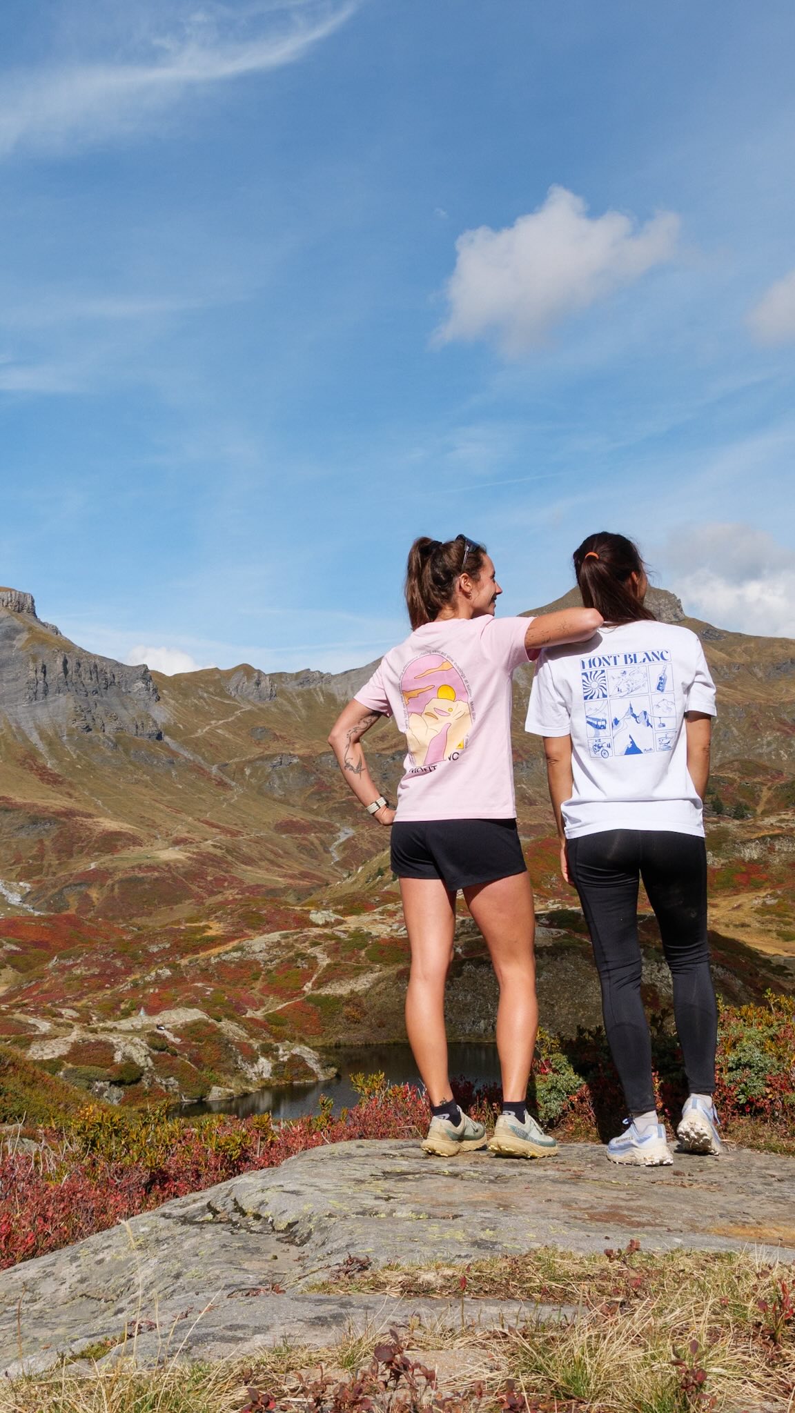 Le lac de Pormenaz, une randonnée en Haute-Savoie dont on ne se lasse pas, quelle que soit la saison 🍂 (mais par ici, l’automne c’est peut être ma préf 🤭)

Encore plus chouette d’en profiter avec ma chère @leana_raimon , qui nous offre au passage une jolie petite démo de zipette au bord du lac 😂

📍Départ depuis Servoz pour changer, un peu plus de D+ mais le plateau au dessus des chalets de Pormenaz c’est 👌

#randonnée #lacdemontagne #automne🍂 #hautesavoie  #montagne