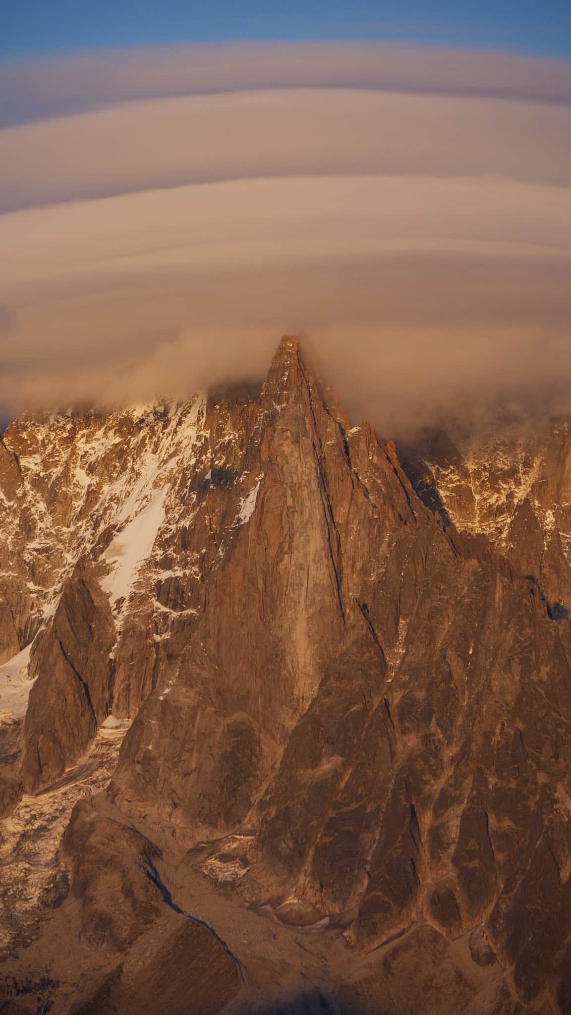La plus belle façon de finir la journée 🌄
#montagne #randonnée #lesalpes #hautesavoie #chamonix #coucherdesoleil #montblanc