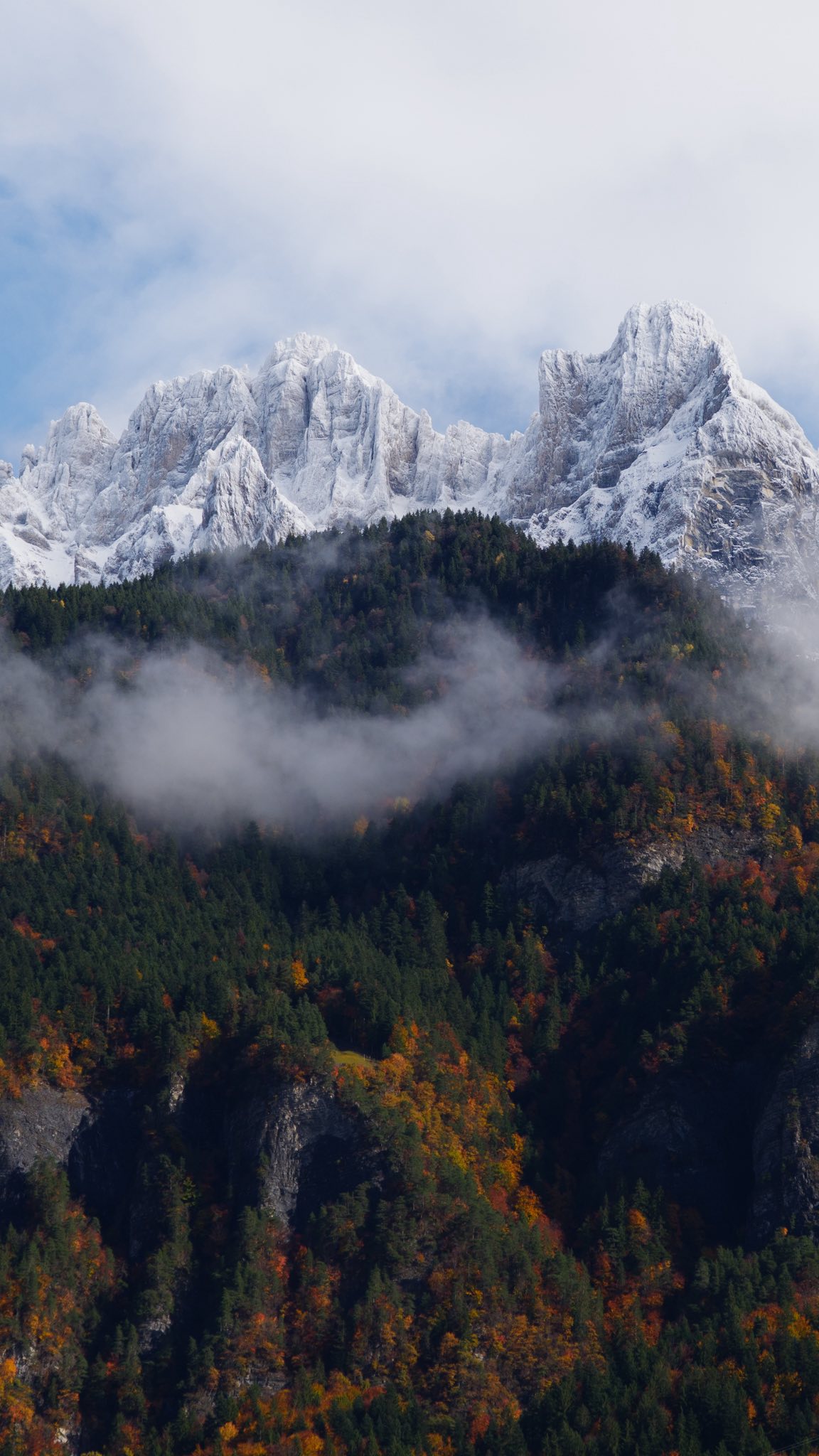 Team automne ou team hiver ? 🍁❄️

#sallanches #montagne #lesalpes #hautesavoie #automnehiver #tourdesfiz #passy #mountainviews