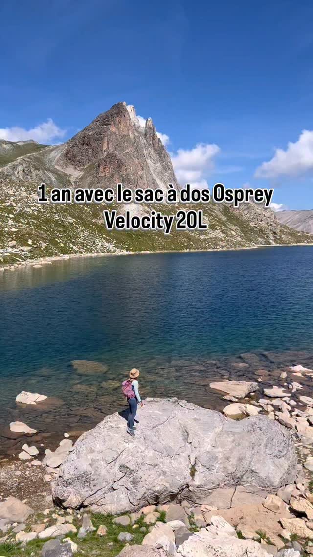 Si vous cherchez un sac léger et pratique pour vos randos à la journée…
🎒 Voici mon sac fétiche : le Osprey Tempest Velocity 20L.
Avant de vous parler de matos en détail par ici, j’aime l’avoir utilisé au minimum plusieurs mois ! Clairement, ce sac à dos est devenu mon favori pour les randonnées à la journée, style « fast hiking ».
J’aime bien son côté hybride avec les bretelles type gilet de trail, super pratiques pour avoir tout sous la main.
Petit bonus : j’arrive à y accrocher le clip de mon appareil photo – pas parfait, mais ça fonctionne quand même !
C’est un sac que la marque m’avait offert il y a plus d’un an, et depuis il m’accompagne dans presque toutes mes sorties 👌
👉 Et vous, vous utilisez quel sac pour vos randos à la journée ?
#hikinggear #ospreypacks #randonnée #montagne #trekking #hiking #sacados
