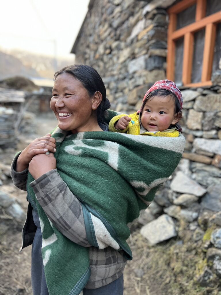 Rencontre avec des habitants népalais sur le trek du Manaslu