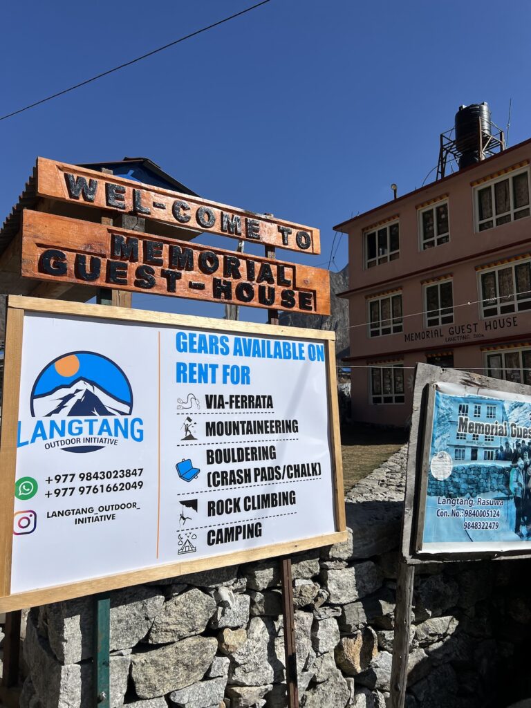 Lodges dans le village de Langtang, avec des montagnes en arrière-plan
