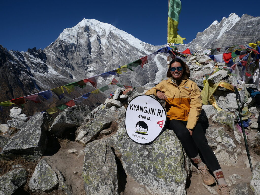 Panneau indiquant les itinéraires de trek dans le Langtang
