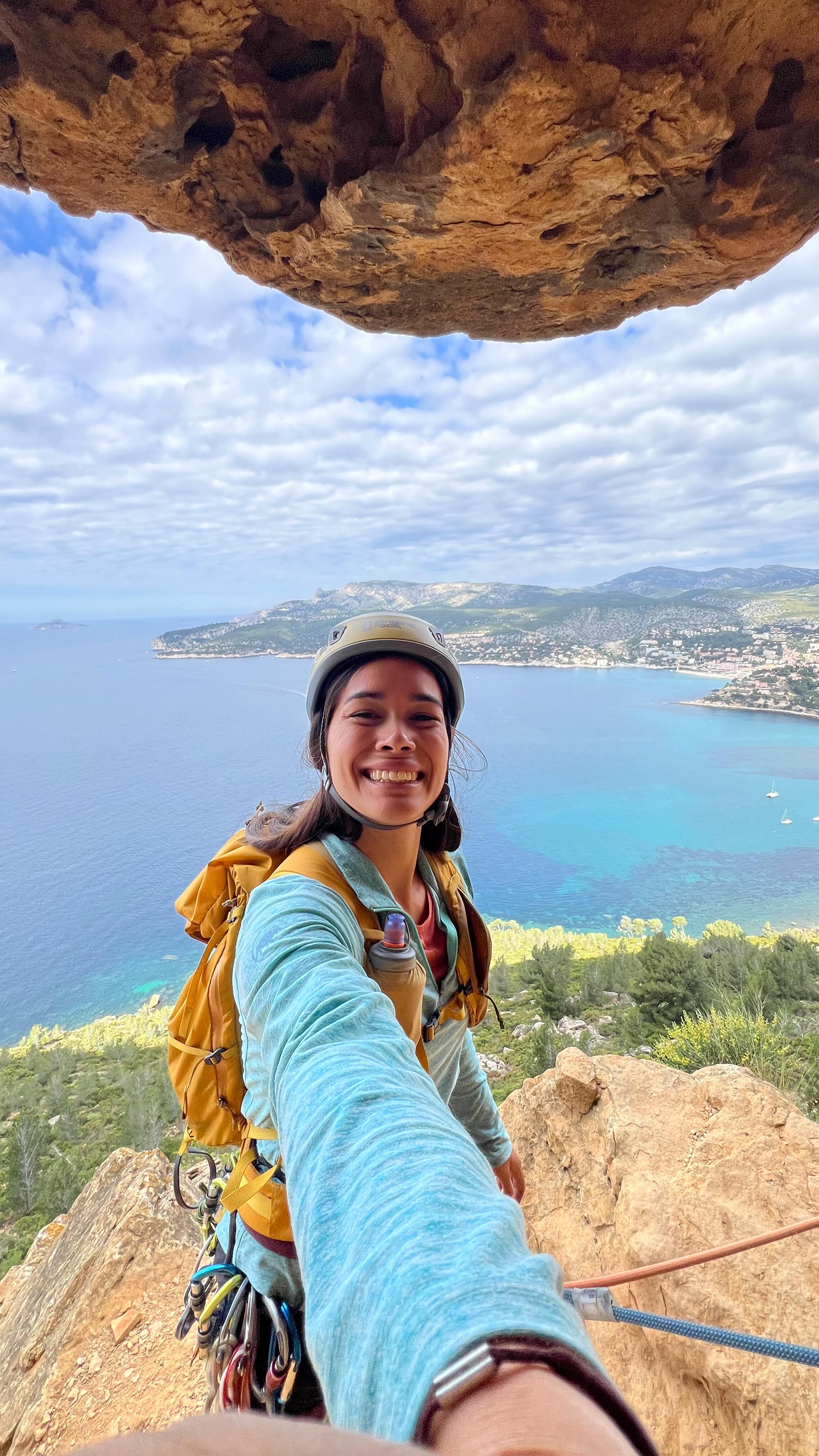 Escalade à Cassis (13) dans les calanques 🧗♀️
Pas besoin d’un gros niveau pour se faire plaisir par ici. 
➡️ En étant à l’aise dans le 5C/6A, on trouve un grand nombre de voies magnifiques 🤩. À toi d’éplucher quelques topos et faire ta sélection !
❤️ Mon coin préf : Cap Canaille 
🤔 Des doutes sur ton niveau et les manips ? Inscrit toi à un stage avec un(e) guide ou BE escalade.
🏕️ Le + pratique pour dormir par ici c’est au camping des Cigales à Cassis ! Fermeture le 4/11 cette année. 
Qui est chaud(e) pour un petit week-end grimpe au soleil pour fuir la grisaille des prochains mois ?🤭
#calanquesdecassis #escalade #grimper #climbinglife #grimpeuse