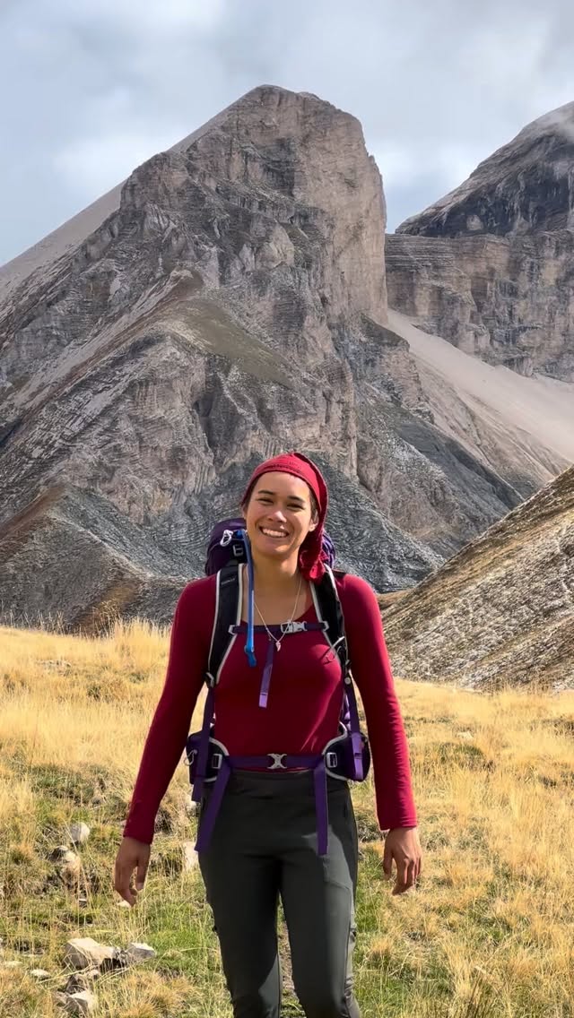 L’idée du jour pour une randonnée automnale en montagne 🍂 direction les Hautes-Alpes, dans le Dévoluy.
Tranquillité assurée au col de Charnier ! Situé sur l’itinéraire du tour de l’Obiou, vous pouvez en profiter pour partir en itinérance sur plusieurs jours. Mais si le temps manque, la randonnée se fait aussi très bien en boucle ou en aller-retour.
Un coin tout simplement superbe : calme, sauvage, avec de grandes chances de croiser des animaux 🦌. On respecte les lieux, on ramène ses déchets (même son PQ 😉) et on en prend plein les yeux.
📍 Col de Charnier – accès depuis la Jarjatte ou Agneres en Devoluy
⛰️ Altitude 2096 m
#randonnée #hautesalpes #devoluy #rando #montagne #lesalpes