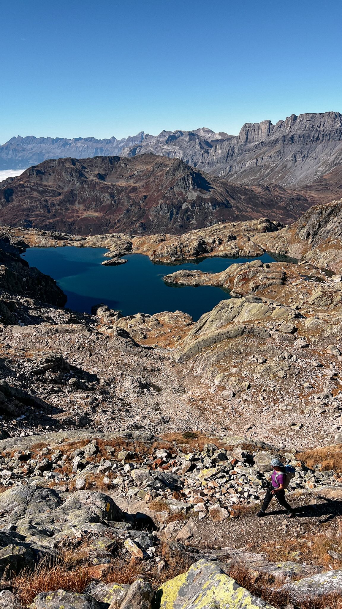 « Chamonix ? Trop de monde. »
C’est ce que j’entends souvent… et pourtant 👀
Comme partout, il suffit de choisir le bon moment.
En intersaison, quand les remontées mécaniques sont fermées, la montagne retrouve son calme.
Les seuls copains croisés sur les sentiers ? Quelques chamois et deux-trois motivés partis à pied depuis la ville 🙌
#chamonix #montagne #randonnée #hautesavoie #montblanc #lacdemontagne #lesalpes #intersaison #automne #chamonixvalley
