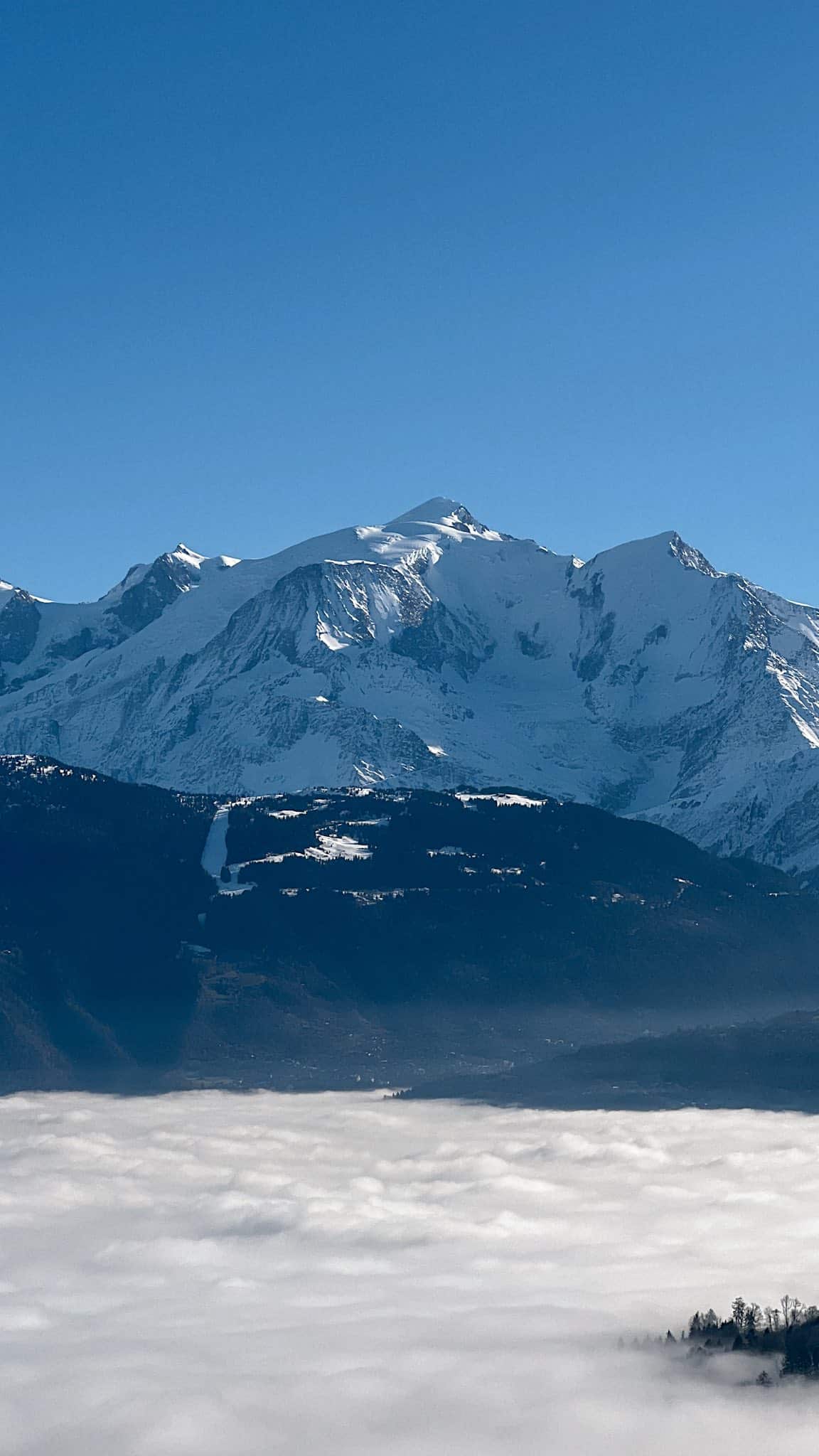 50h de travail cette semaine.
Et comme nous sommes loin des saison dans les cerises, les pins ou les ménages. J’ai de l’énergie (malgré mes carences en fer 😝) et surtout l’envie.
Alors ce matin, j’ai mis le nez dehors.
Passer au-dessus de la mer de nuages. 
Me rappeler pourquoi j’ai choisi de vivre ici en Haute-Savoie face au Mont Blanc🫶