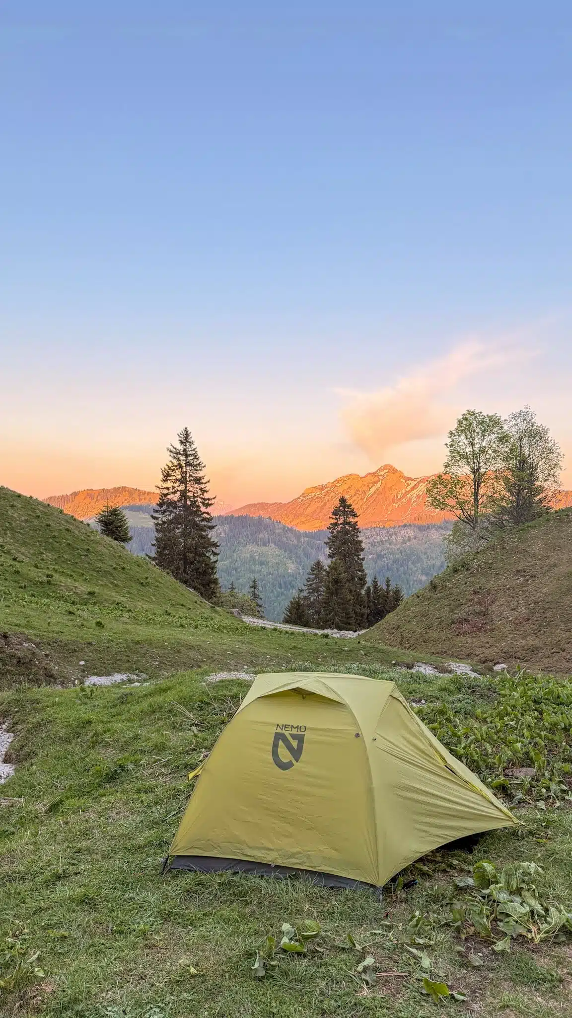 1 mois d’itinérance, une tente et tout notre matériel sur le dos. ⛺️

Pour notre aventure dans les Alpes en septembre, c’est la Nemo Dragonfly qui nous servira de maison.

Moins de 1,5 kg sur la balance, une bonne ventilation même lorsque les nuits sont douces, et une hauteur sous plafond surprenante pour une tente aussi légère.

Légère, confortable et compacte : exactement ce que je recherche pour les aventures en itinérance. 🏔️

Merci à @nemoequipmentfr pour leur confiance au fil des année 🫶

Tente offerte *

#bivouac #tente #hikinggear #randonnée #trek