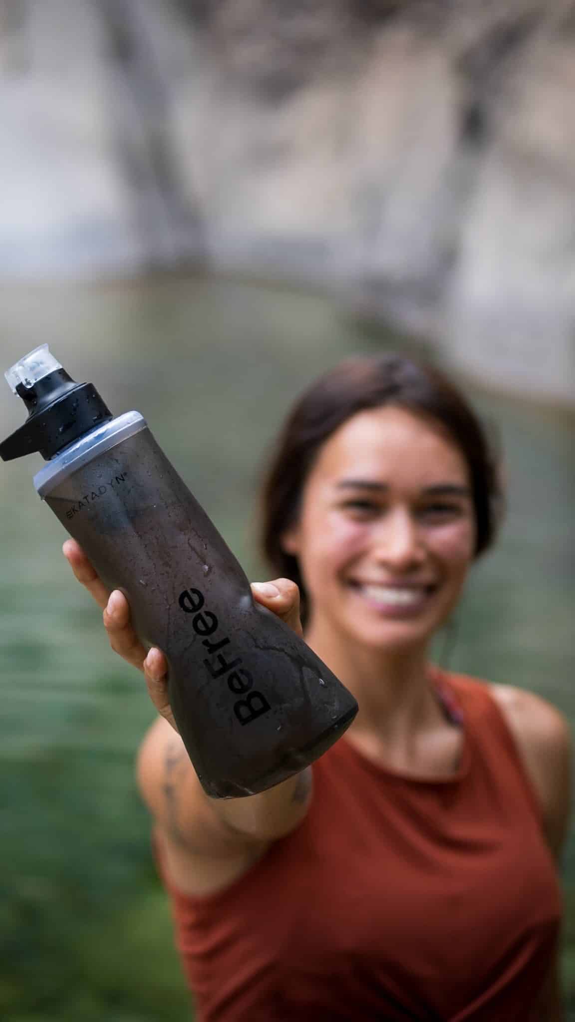 💧 Quelques précautions à prendre pour bien utiliser sa gourde filtrante en randonnée :

• Privilégier une eau courante plutôt qu’une eau stagnante.
• Regarder ce qu’il peut y avoir en amont : pâturages, troupeaux, refuges, habitations, forte fréquentation humaine… Une eau qui paraît parfaitement claire n’est pas forcément sans risque. Déjections, animal mort en amont, pollution humaine … on ne sait pas toujours ce qui se trouve quelques centaines de mètres plus haut.
• Garder en tête qu’un filtre ne protège pas de tout. Il peut éliminer les bactéries selon ses caractéristiques, mais pas forcément les virus ni les polluants chimiques. En cas de doute sur la provenance de l’eau, mieux vaut chercher un autre point d’eau.

Ça fait maintenant 3/4 ans que j’utilise les systèmes de filtration de chez @katadyn_france (produits offerts) et j’en suis toujours aussi satisfaite.

Cette année, je teste leur nouvelle BeFree AC en format gourde, que je privilégie pour les randonnées à la journée et au quotidien. Pour les treks et le bivouac, je reste plutôt adepte de la version flasque, encore plus compacte une fois vide.

Côté filtration, la BeFree AC utilise une membrane en fibres creuses de 0,1 micron, qui élimine efficacement bactéries, protozoaires et micro-organismes présents dans l’eau, avec un débit pouvant aller jusqu’à 2 L/min. 💧

Et toi, tu utilises une gourde filtrante en rando ?

#randonnée #montagne #trek #eaufiltrée