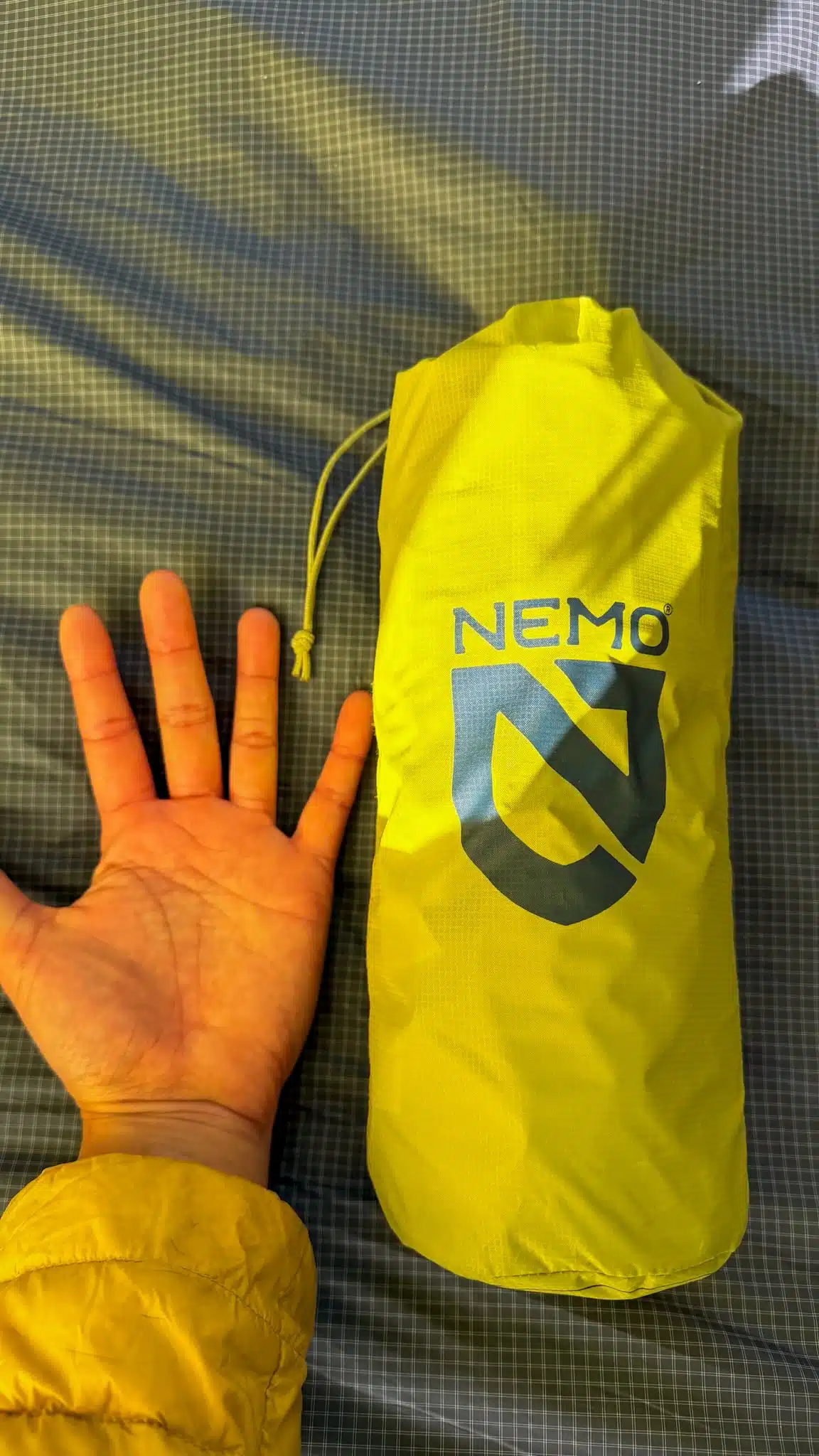 LE matelas tout confort pour dormir en trek : le @nemoequipmentfr Éclipse 😍

11 cm d’épaisseur et 457g (sur ma balance de cuisine) en version “regular”.

Pour qu’il soit parfait, je pense qu’il faudrait que je l’ai en version “wide” un peu plus large 🤭

La R-Value est de 6.2 donc logiquement je peux meme l’utiliser en bivouac hivernal ! 

Bref, ravie de pouvoir tester ce modèle, merci @nemoequipmentfr (produit offert) 🙏 Pour le moment, j’en suis vraiment contente, verdict final fin septembre après mon grand trek dans les Alpes 🤩🏔️🏕️

#bivouac #hikinggear #trek #randonnée #tente