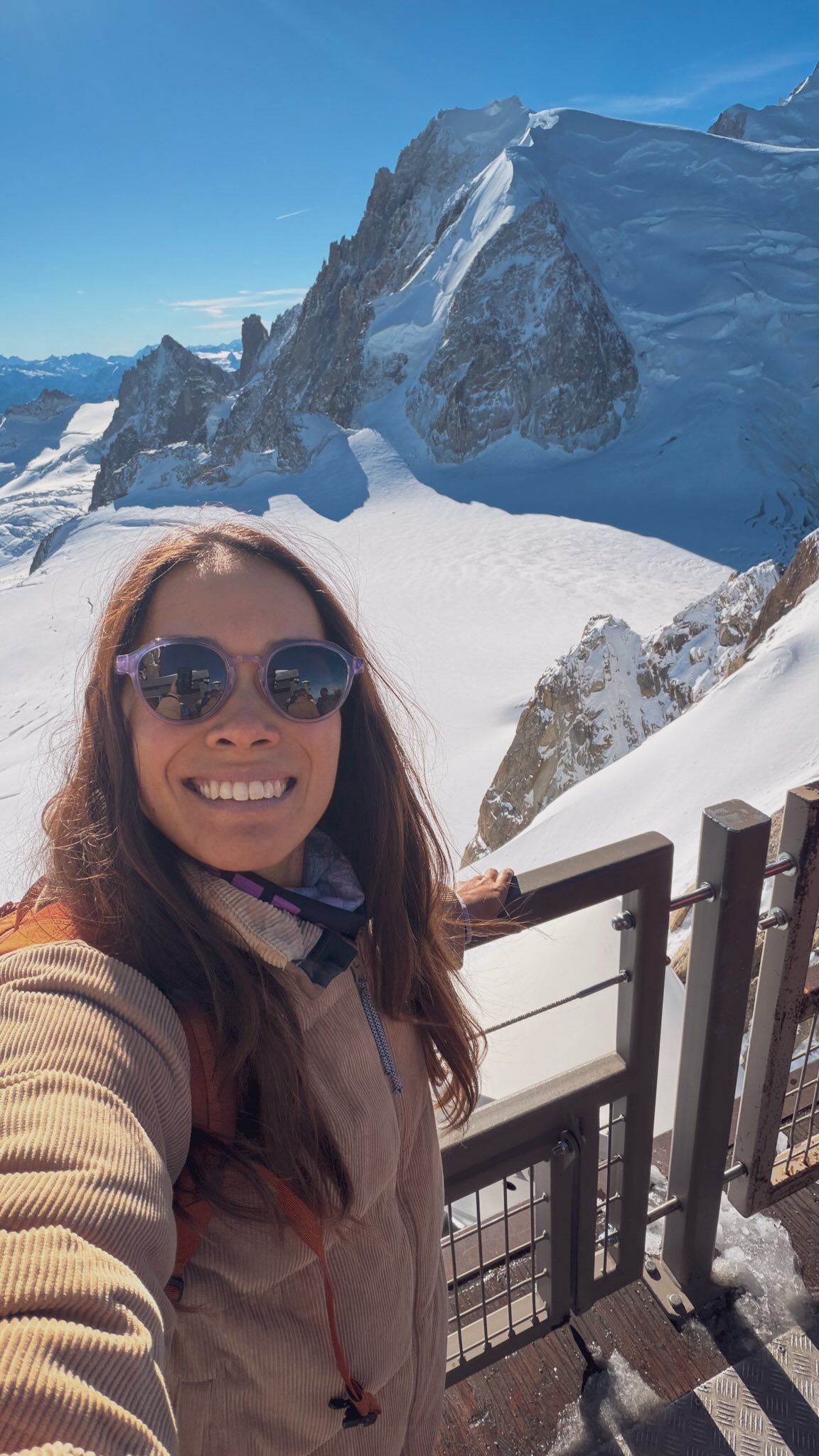 Touriste à l’Aiguille du Midi 🏔️ - Mes petits conseils 

Je profite de mon forfait pour monter une dernière fois ici  cette année - juste pour le plaisir des yeux 👀 

Tu es déjà monté(e) là haut ?

Perchée à plus de 3800m, l’altitude peut vite se faire ressentir 🥴

💡Petit tips : 

À quelle heure prendre la benne ? Partez le plus tôt possible le matin pour éviter la foule et les couleurs sont superbes 🤩

La meilleure période ? Mon avis -> au printemps ou bien à l’automne dès les premières neiges.

Combien ça coûte ? 83€ A/R plein tarif, si vous réservez en ligne un peu plus tôt, vous pouvez payer moins cher et éviter la queue à la caisse sur place. 

C’est cher, c’est touristique mais c’est aussi clairement un incontournable par ici. Cela donne un petit aperçu des paysages auxquelles peuvent goûter les alpinistes 🥰🧗

#aiguilledumidi #chamonix #chamonixmontblanc